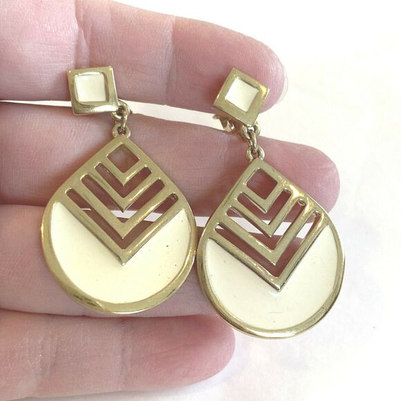 Vintage Crown Trifari clip on earrings gold tone drop & dangle mod 1980's chic - Picture 6 of 6